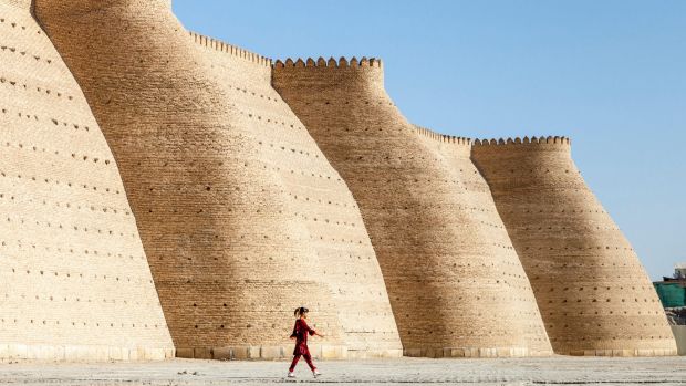 KRG7AF The Ark Fortress Walls, Bukhara, Uzbekistan sataug31cover
ALAMY image forÃÂ Traveller. Single use only