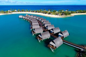 Fiji Marriott Resort Momi Bay occupies prime position by the coast, looking out towards the Mamanuca Islands. 